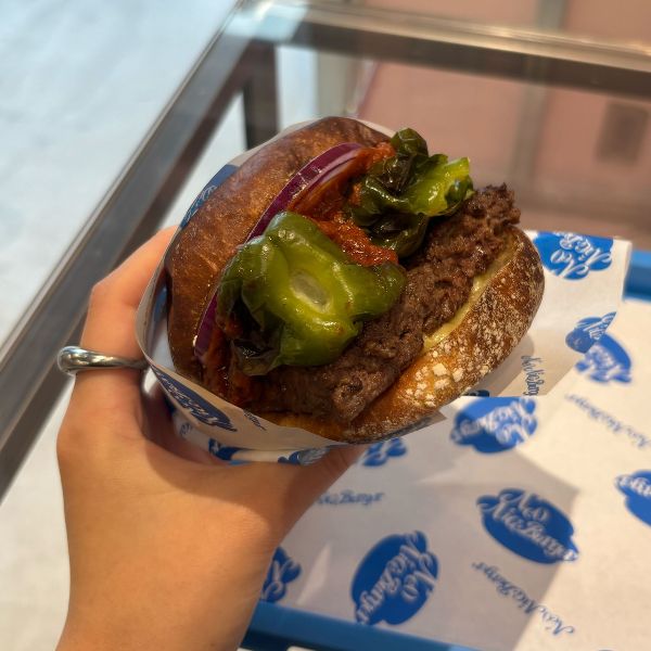 「Neo Nice Burger（ネオナイスバーガー）渋谷宮益坂」の「ピーマンサルサバーガー」