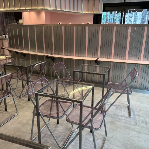 「Neo Nice Burger（ネオナイスバーガー）渋谷宮益坂」のイートインスペース