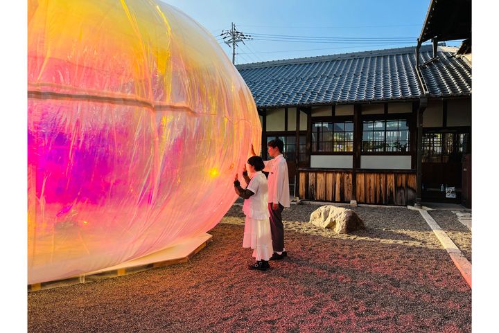 奥中章人のバルーン状インスタレーション《INTER-WORLD/SPHERE》