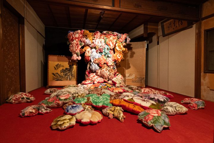 江頭誠《毛布製薔薇柄袷着物》 (2022年)