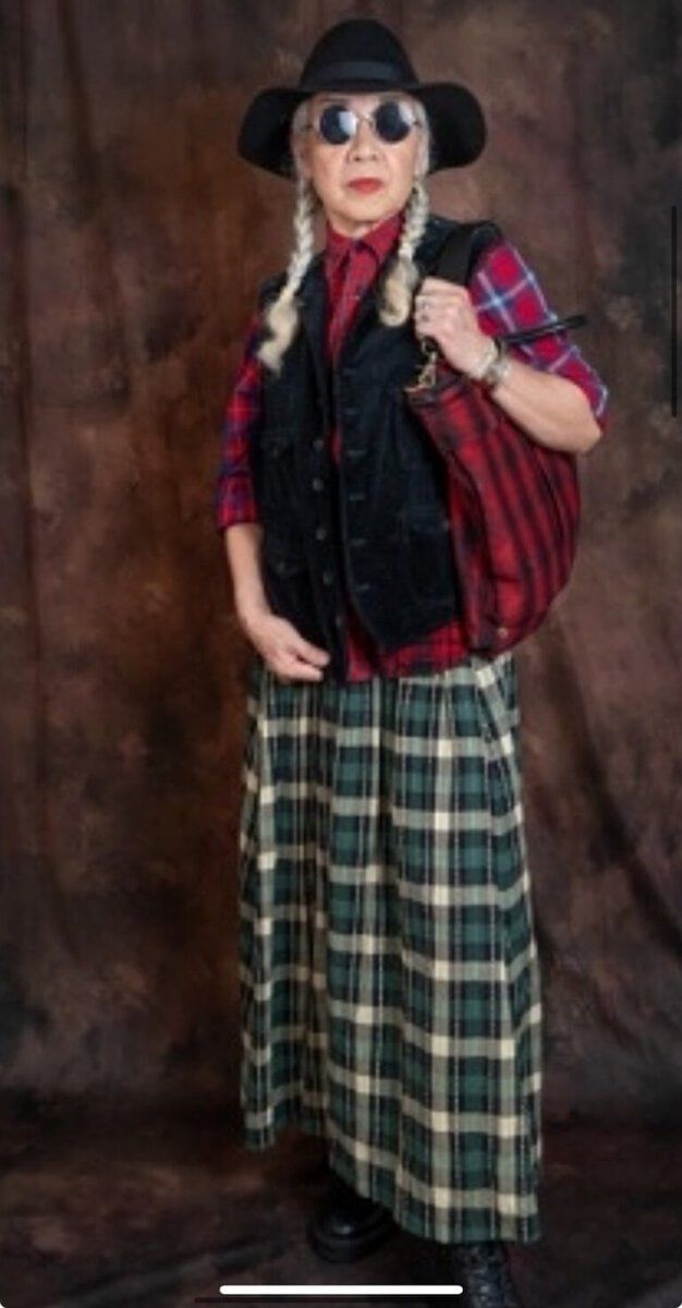 島崎真代さんのタータンチェック柄の着こなし