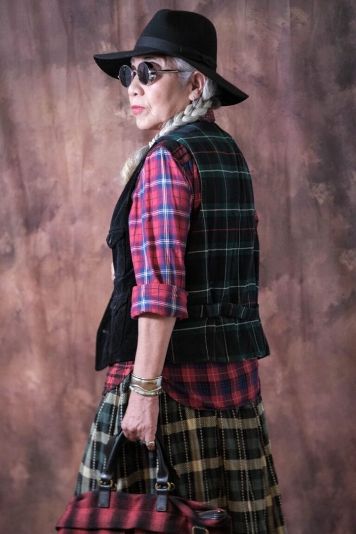 島崎真代さんのタータンチェック柄の着こなし