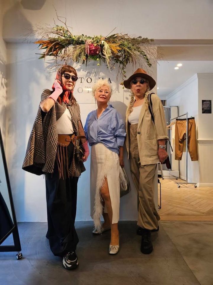 秋の装いを楽しむ皆様