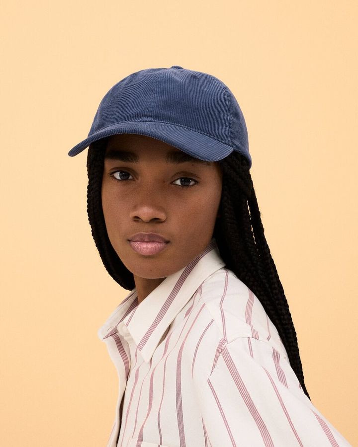 「今シーズンのコレクションは英国らしい冬のワードローブをアップデートし、コーディネートのしやすさと普遍的な遊び心が魅力です。ユーティリティジャケットやポンチョといった JW ANDERSON らしいユニークなアイテムに加え、シグネチャーとなったジーンズやオックスフォードシャツには温もりのある新色を加えました」