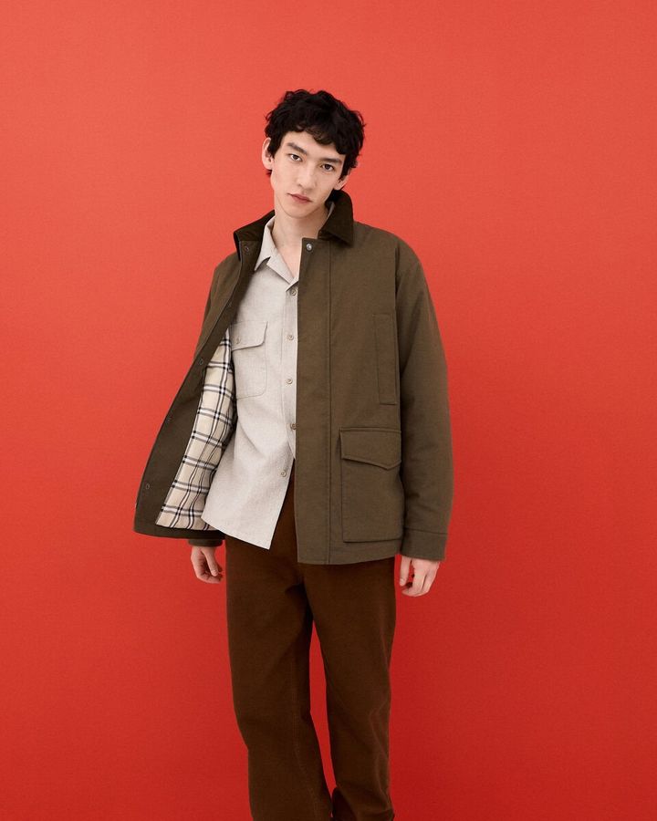 メンズのパフテックユーティリティジャケットは、ハンティングジャケットから着想を得たデザイン。ワイドテーパードシルエットのメンズコーデュロイパンツは、ワークテイストなフロントポケットがアクセントとなっている。