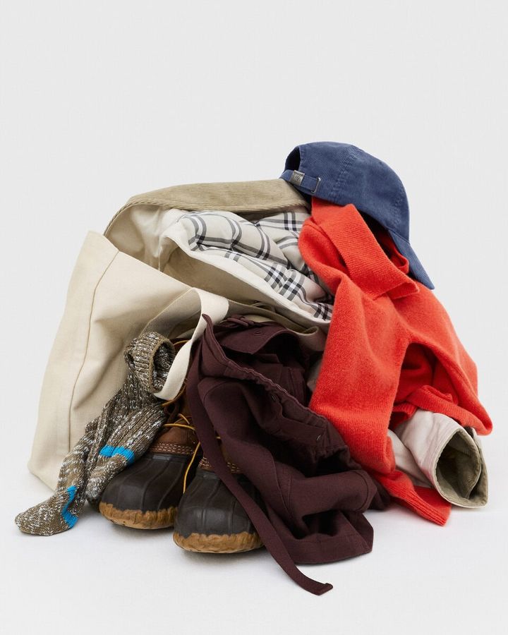 2025年秋冬のUNIQLO and JW ANDERSONは、伝統的なフィールドウェアからインスパイアされたコレクション。英国らしい定番スタイルにデザイン性と実用性を融合させ、冬の装いを新たな視点で再構築している。