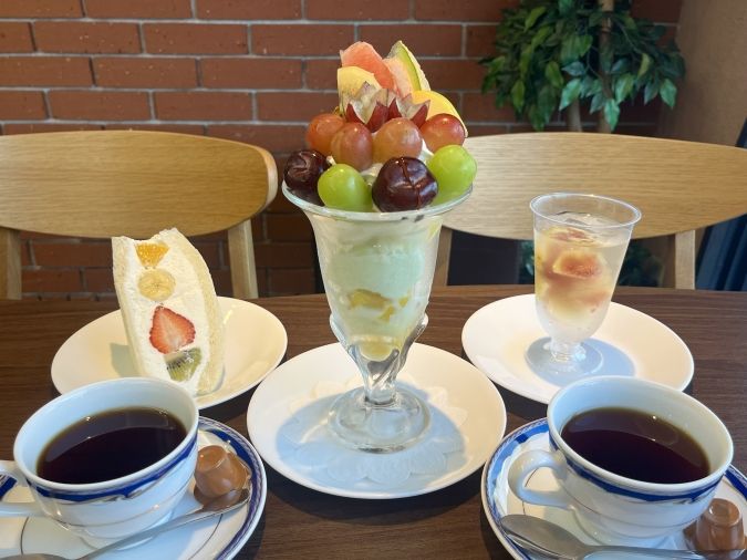 Fruit Garden新 SUN（フルーツガーデンしんサン）シャインマスカットとフルーツのパフェ、とよみつひめのジュレ、ミックスフルーツサンド