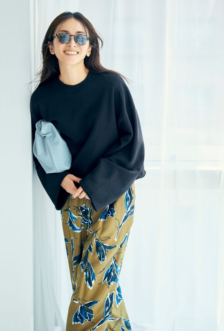 カットソー2万8600円、パンツ3万9600円（ともにサクラ／インターリブ） バッグ4万5100円（ヴァジック／ヴァジックジャパン） サングラス5万3900円（オリバーピープルズ／ルックスオティカジャパン カスタマーサービス）