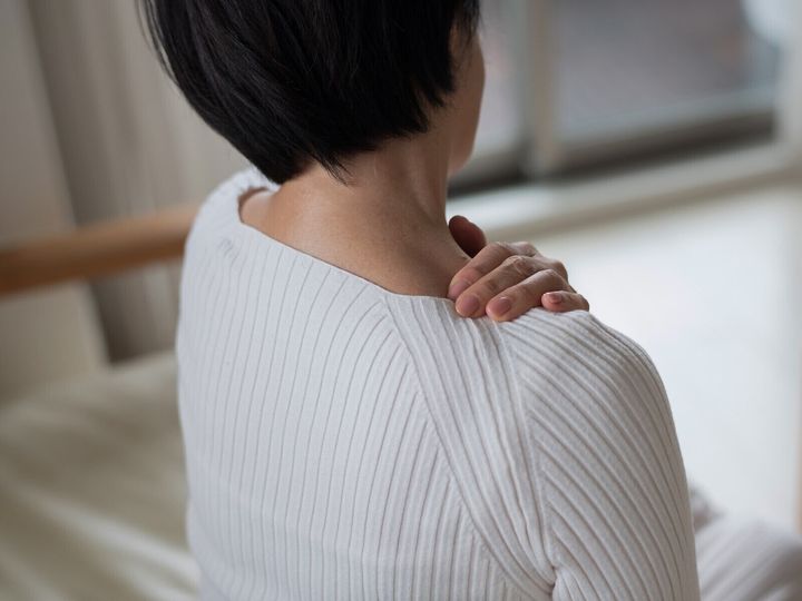 50代になって更年期が始まったという現在61歳の女性。振り返ると、50代は心身ともに苦しかったと言う。「自分を前向きにさせるのは自分しかいない」そう分かっていても、きっかけがつかめず寂しさの底に沈む女性は多い。※サムネイル画像：PIXTA