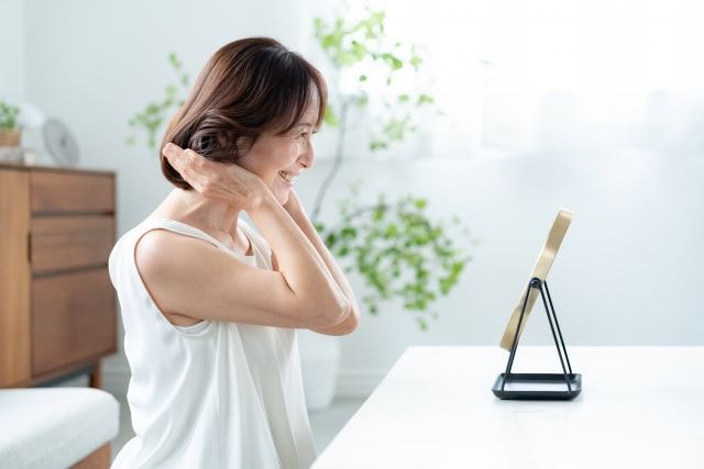 ヘアセットする女性