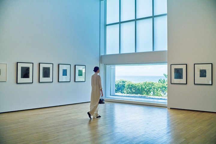 ワンピース¥57,200、パンツ¥41,800 ／ともにハウス オブ ロータス、ピアス ¥17,600 ／ジャミレイ、シューズ¥81,400 ／ヴィットリオ・ヴィルジリ（すべて ハウス オブ ロータス 二子玉川店）、バッグ／かれんさん私物