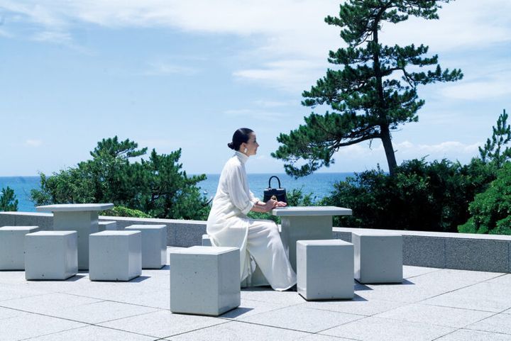 ワンピース¥57,200、パンツ¥41,800 ／ともにハウス オブ ロータス、ピアス ¥17,600 ／ジャミレイ、シューズ¥81,400 ／ヴィットリオ・ヴィルジリ（すべて ハウス オブ ロータス 二子玉川店）、バッグ／かれんさん私物