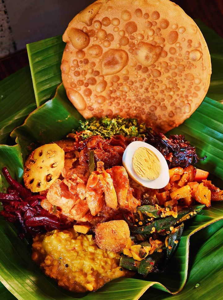 面影橋『アプサラ レストラン&バー』の「スリランカカレーのバナナリーフ包み」