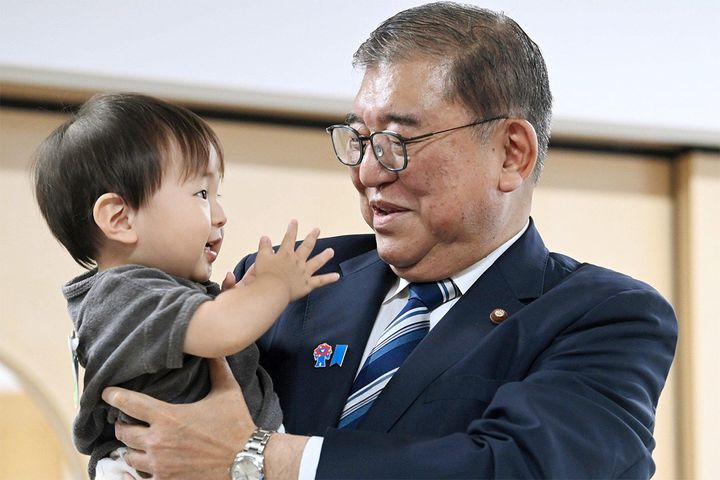 川崎市内の子育て支援施設を訪れ、子どもと触れ合う石破茂首相＝2025年9月26日（時事、代表撮影）