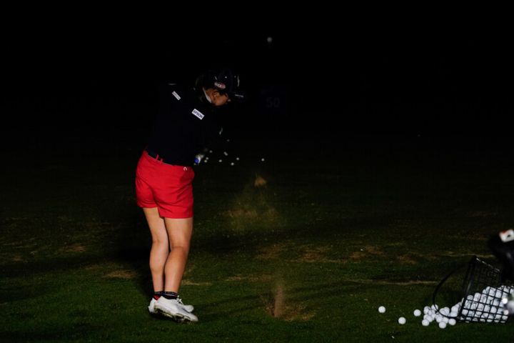 なぜ？女子プロが真っ暗闇の中でプレー！米ツアーの意外な洗礼