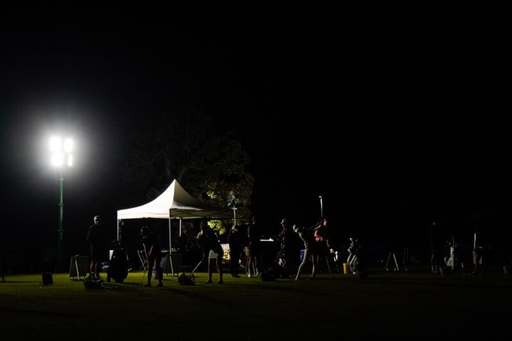 なぜ？女子プロが真っ暗闇の中でプレー！米ツアーの意外な洗礼