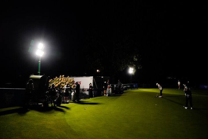 なぜ？女子プロが真っ暗闇の中でプレー！米ツアーの意外な洗礼