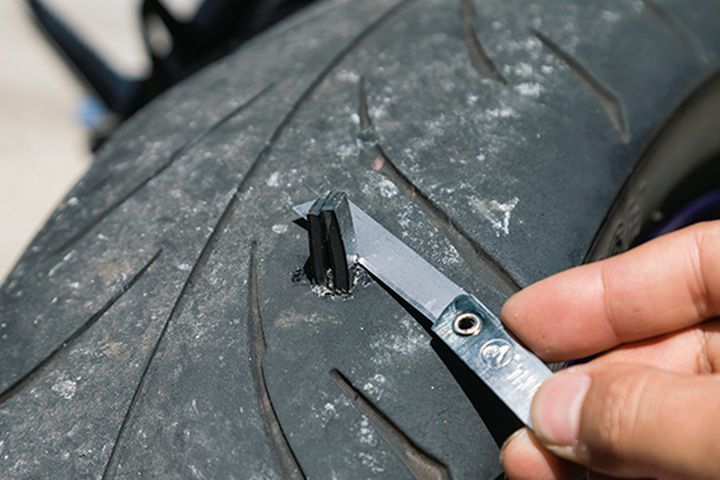 走行中にパンクが起きたらどうする？応急修理と予防法｜旅先のトラブル解決マニュアル