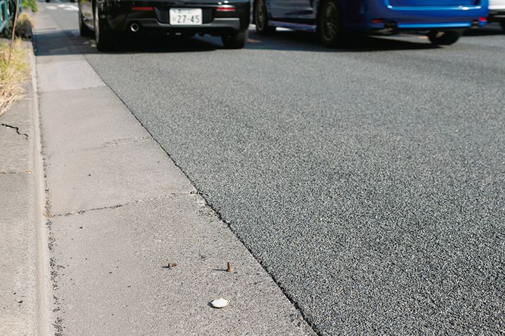 走行中にパンクが起きたらどうする？応急修理と予防法｜旅先のトラブル解決マニュアル