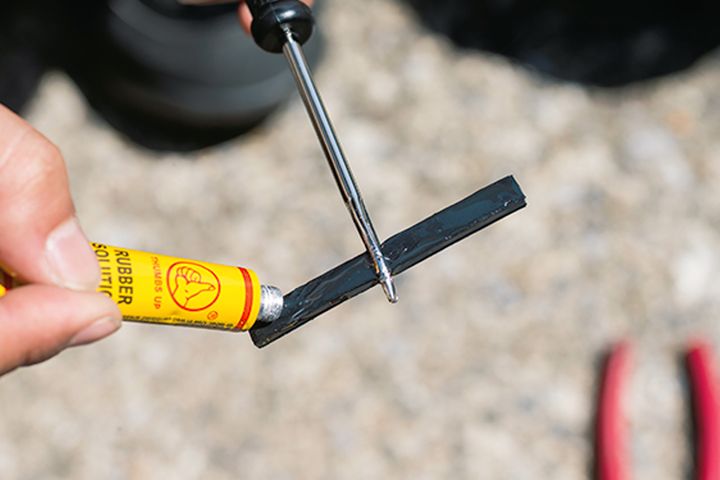 走行中にパンクが起きたらどうする？応急修理と予防法｜旅先のトラブル解決マニュアル