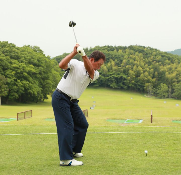 歳をとっても深い捻転で飛ばすコツ！シニアプロが解説