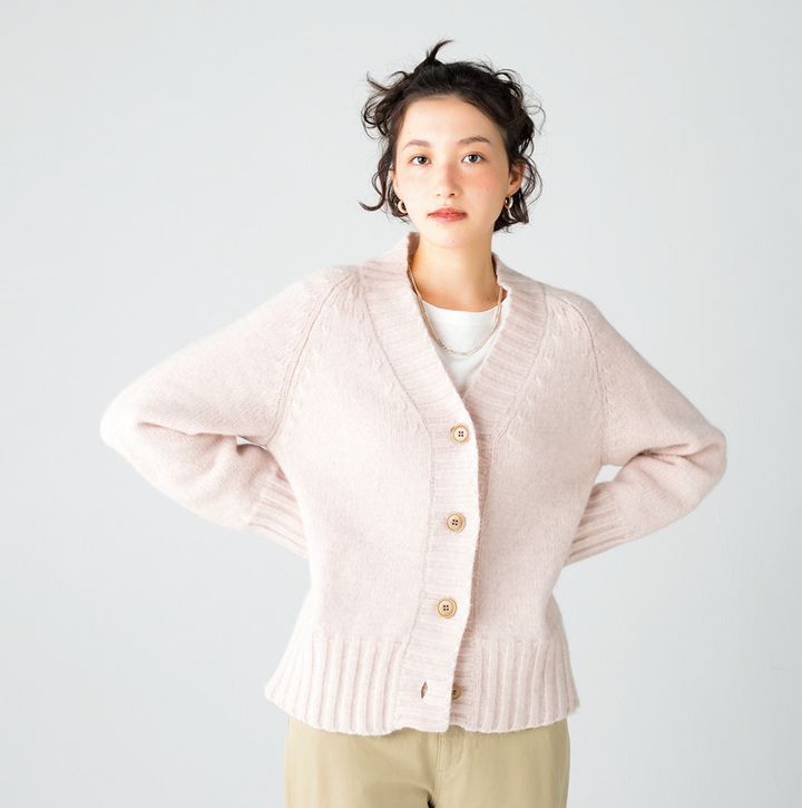 乙女心をくすぐるペールピンクのニットカーディガン。