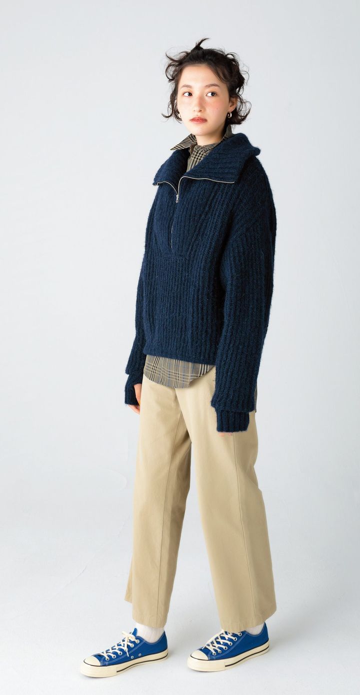 大きな襟のハーフジップニット。
