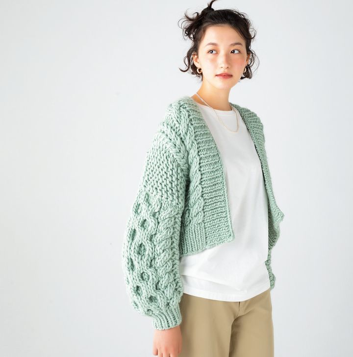 肉厚で立体的な編み地があたたかみのある表情のニットカーディガン。