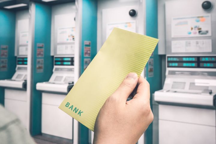 銀行のATMに置かれている現金用の封筒を大量に持ち去った場合の法的責任は？（画像はイメージ）