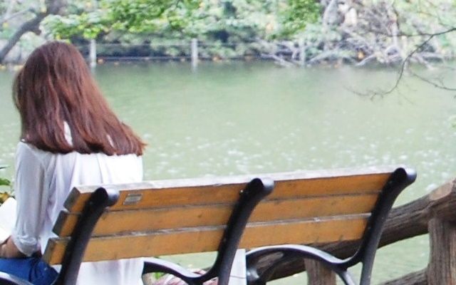 ベンチに座る女性