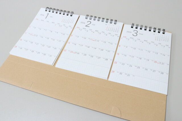 2026年卓上カレンダー（3カ月、シンプル） デザイン