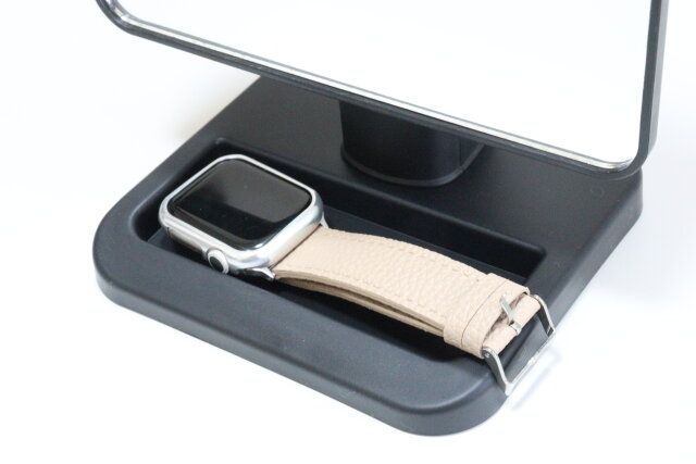 ダイソーの小物が置ける収納トレー付回転ミラー