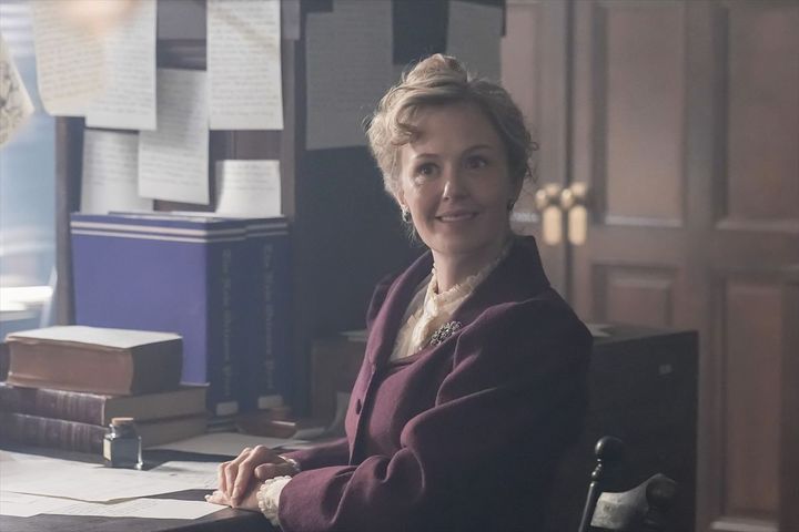 連続テレビ小説『ばけばけ』イライザ・ベルズランド 役のシャーロット・ケイト・フォックスを切り取る場面写真 （C）NHK width=