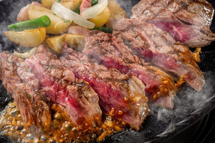 石焼バベットステーキ リエージュ風サラダ添え