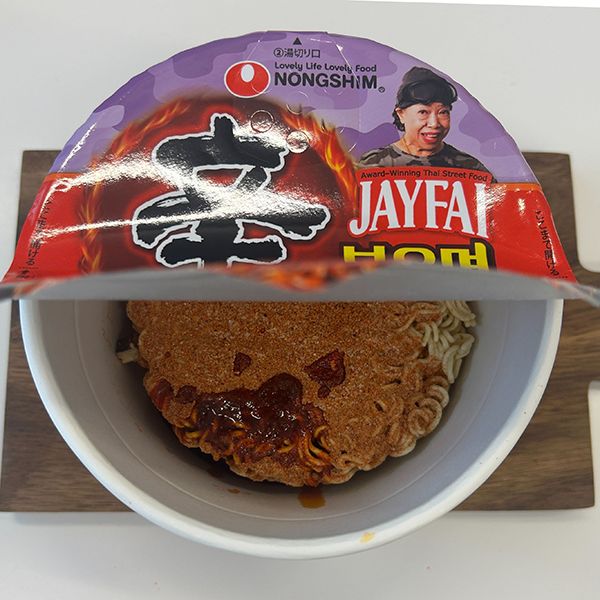 辛ラーメンから登場「辛ラーメン トムヤムクン カップ」開封時の画像