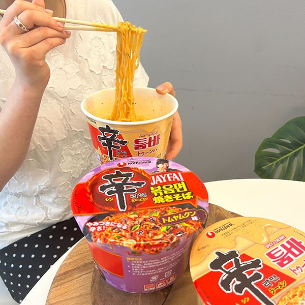 辛ラーメンから登場『トゥーンバ』を食べる様子