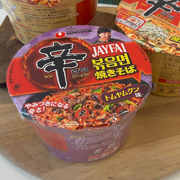 辛ラーメンから登場「辛ラーメン トムヤムクン カップ」物撮り