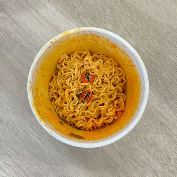 辛ラーメンから登場「辛ラーメン トムヤムクン カップ」調理後
