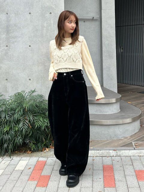 ショートニットベストカーブパンツコーデ