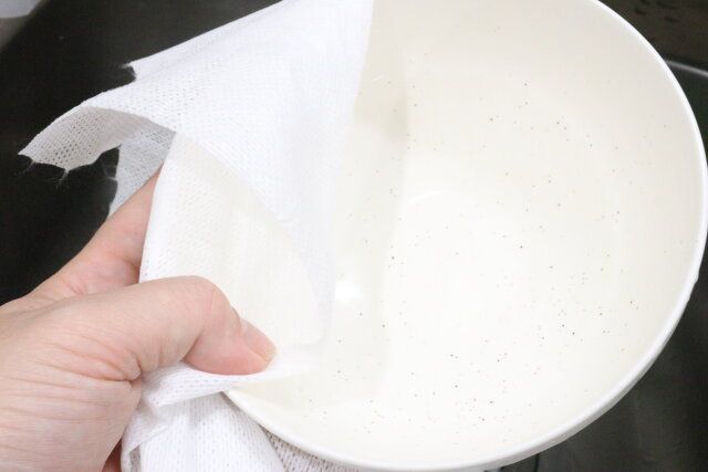 ダイソーの不織布ロールでお皿を洗う