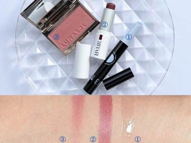 リップで血色感を出しつつ、チークは控えめに コスメ3点