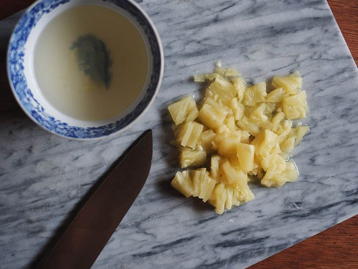 パイナップルを切る