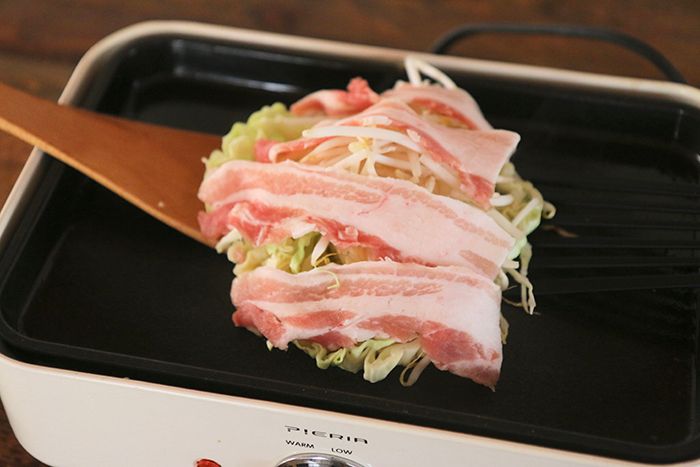 「せーの！」ひっくり返すときは子どもたちが声かけ。家族で楽しく作る、広島県・お好み焼き【おうちでカンタン！郷土ごはん】の画像7