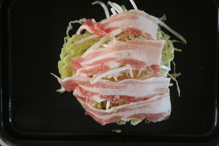 「せーの！」ひっくり返すときは子どもたちが声かけ。家族で楽しく作る、広島県・お好み焼き【おうちでカンタン！郷土ごはん】の画像6