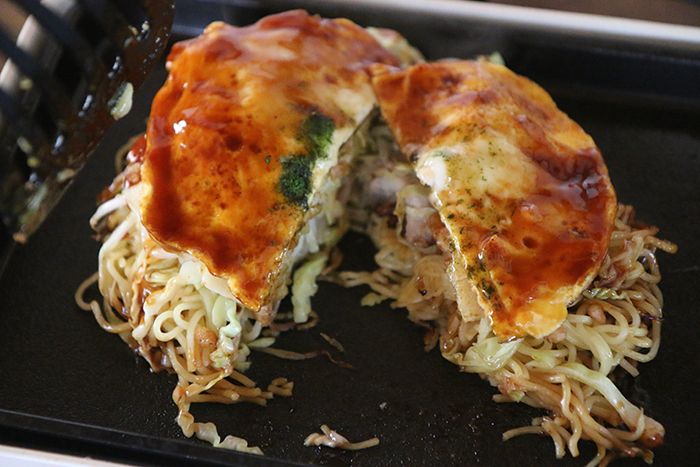 「せーの！」ひっくり返すときは子どもたちが声かけ。家族で楽しく作る、広島県・お好み焼き【おうちでカンタン！郷土ごはん】の画像9