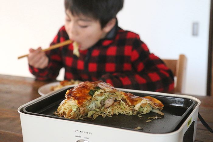 「せーの！」ひっくり返すときは子どもたちが声かけ。家族で楽しく作る、広島県・お好み焼き【おうちでカンタン！郷土ごはん】の画像10