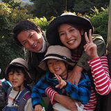 「せーの！」ひっくり返すときは子どもたちが声かけ。家族で楽しく作る、広島県・お好み焼き【おうちでカンタン！郷土ごはん】の画像1