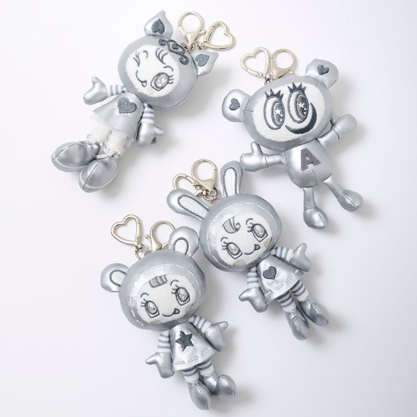 ルクア大阪ナルミヤキャラクターズ POP UP SHOPで販売される「シルバーぬいぐるみチャーム」