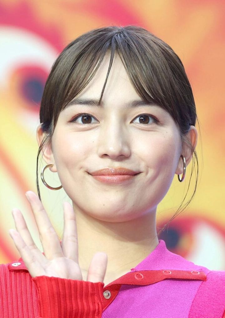 寝ぐせショットや粉が吹いている手など〝飾らない姿〟をSNSで披露し、たびたび話題になっている女優、川口春奈さん（30）がこのほど公開した最新ショットが話題です。