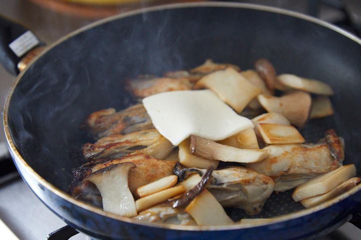 バターとポン酢を加える